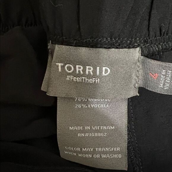 Torrid Women’s Size 4 Black 3.5” Inseam Washable Pleated Challis Shorts NWT - Picture 5 of 5